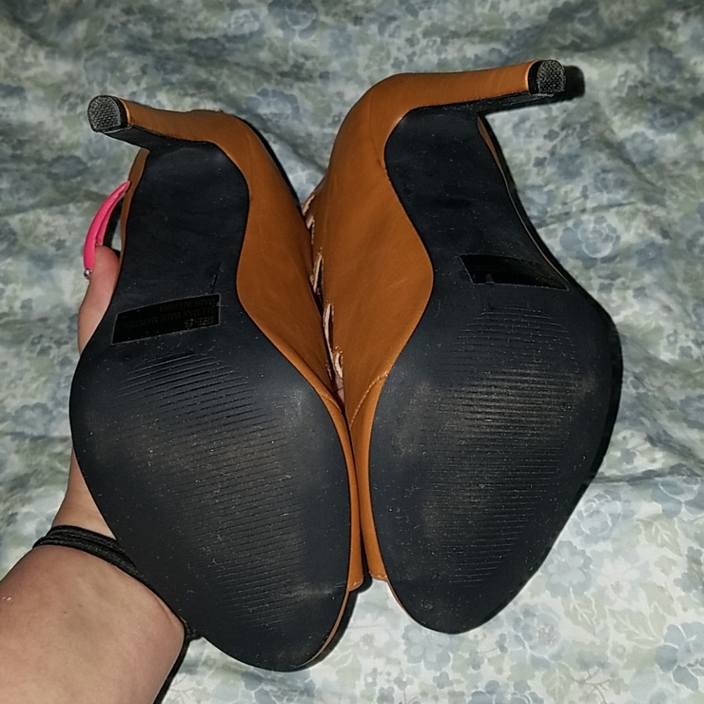 Shoes - Picture 3 of 4